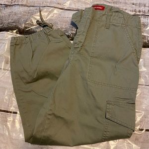 Gloria Vanderbilt green capris